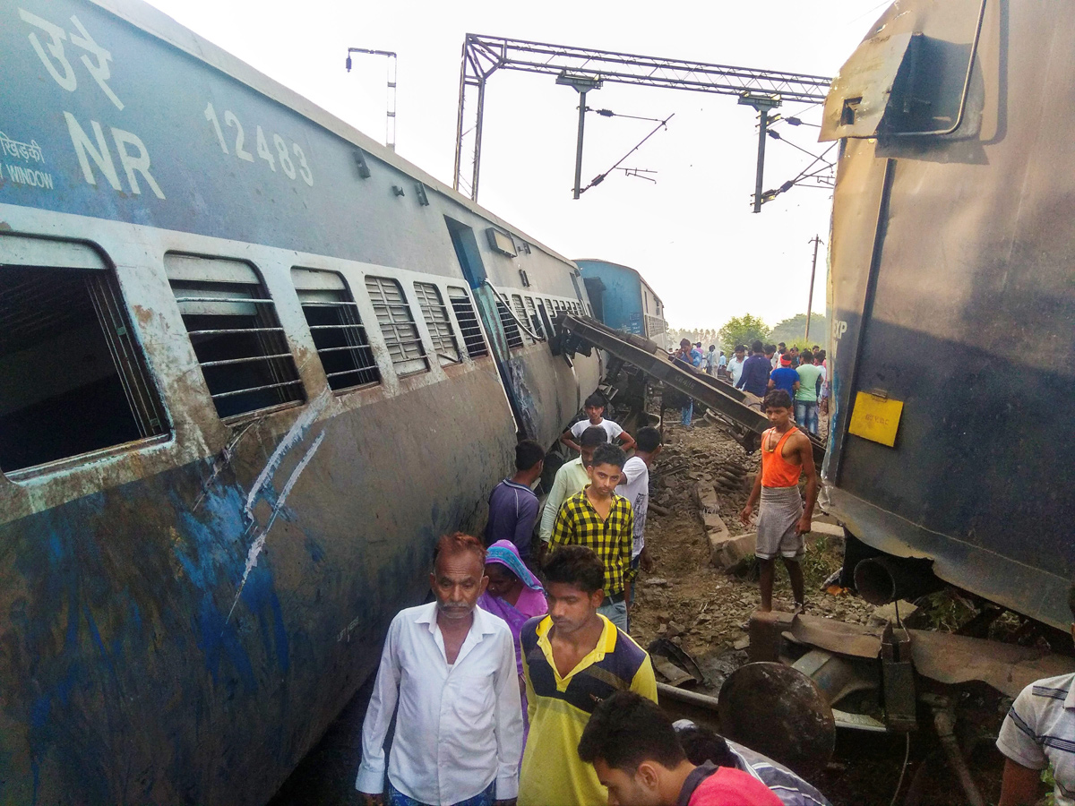 7 dead as New Farakka Express derails in UP photo Gallery - Sakshi1