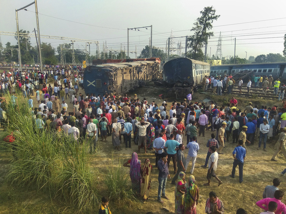 7 dead as New Farakka Express derails in UP photo Gallery - Sakshi3