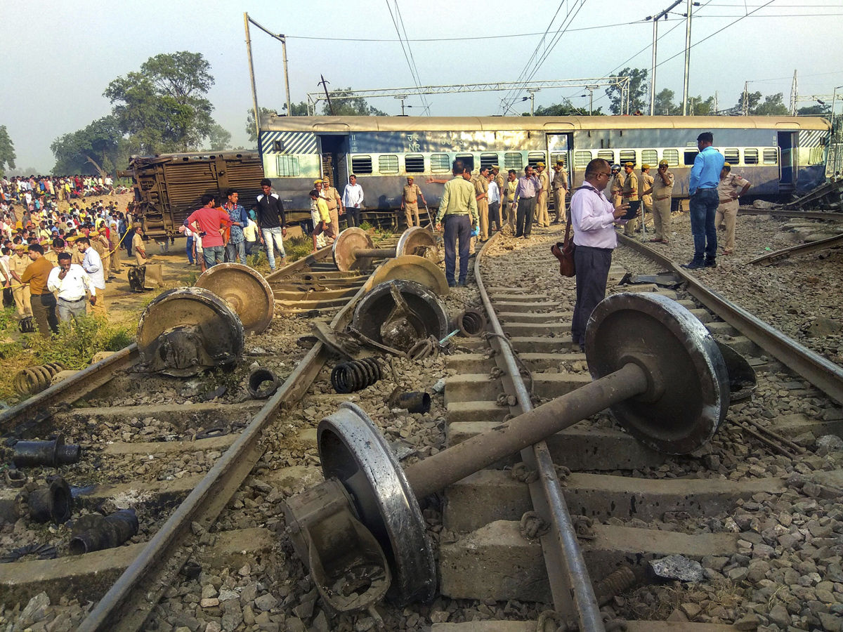 7 dead as New Farakka Express derails in UP photo Gallery - Sakshi4