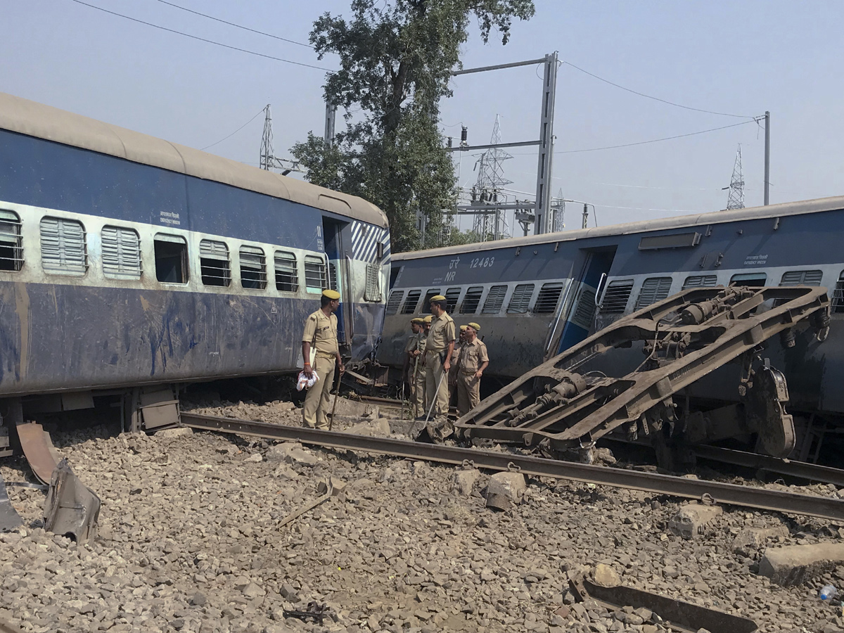 7 dead as New Farakka Express derails in UP photo Gallery - Sakshi5