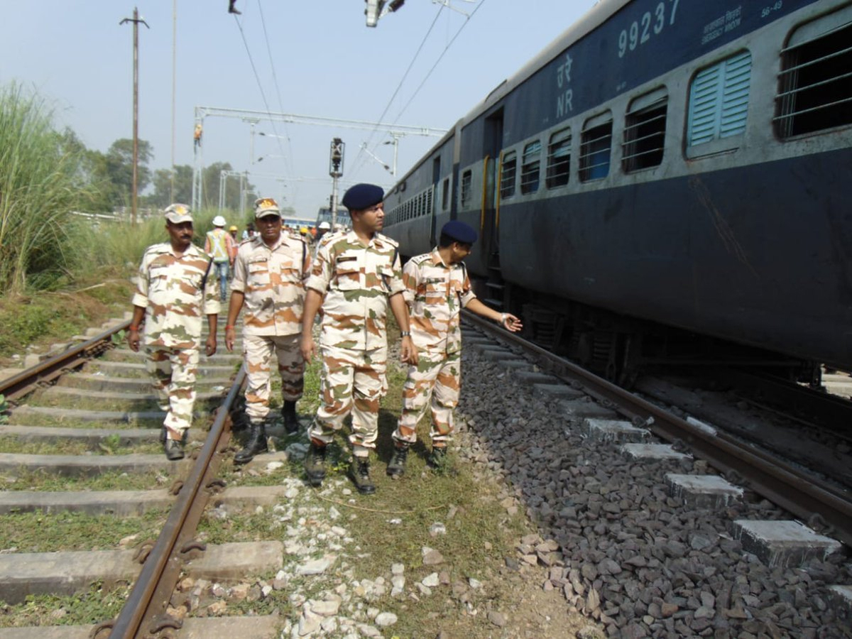 7 dead as New Farakka Express derails in UP photo Gallery - Sakshi6
