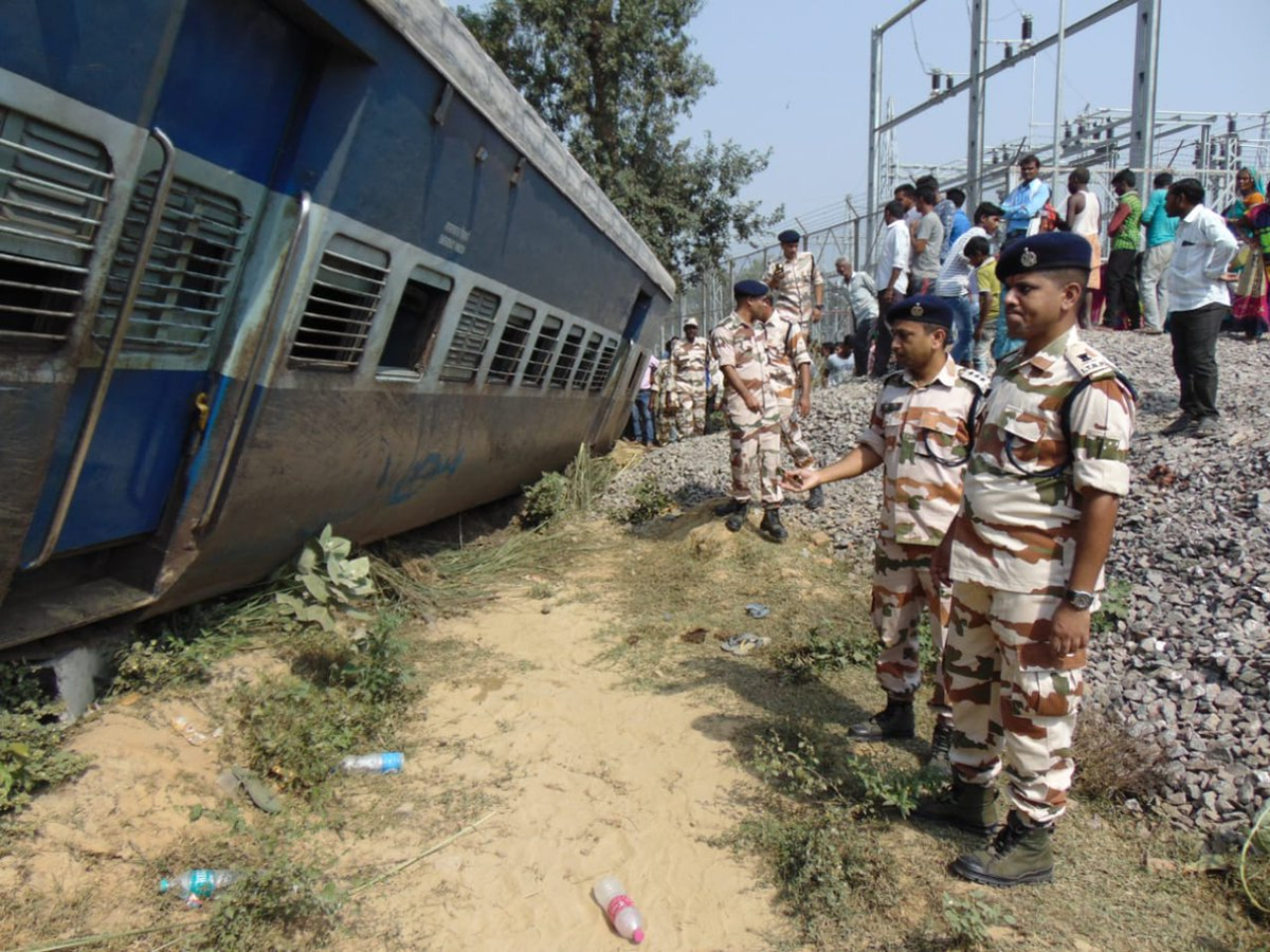 7 dead as New Farakka Express derails in UP photo Gallery - Sakshi7