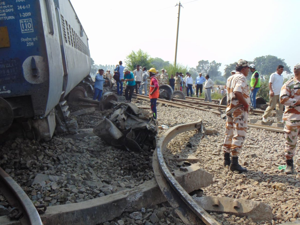 7 dead as New Farakka Express derails in UP photo Gallery - Sakshi8