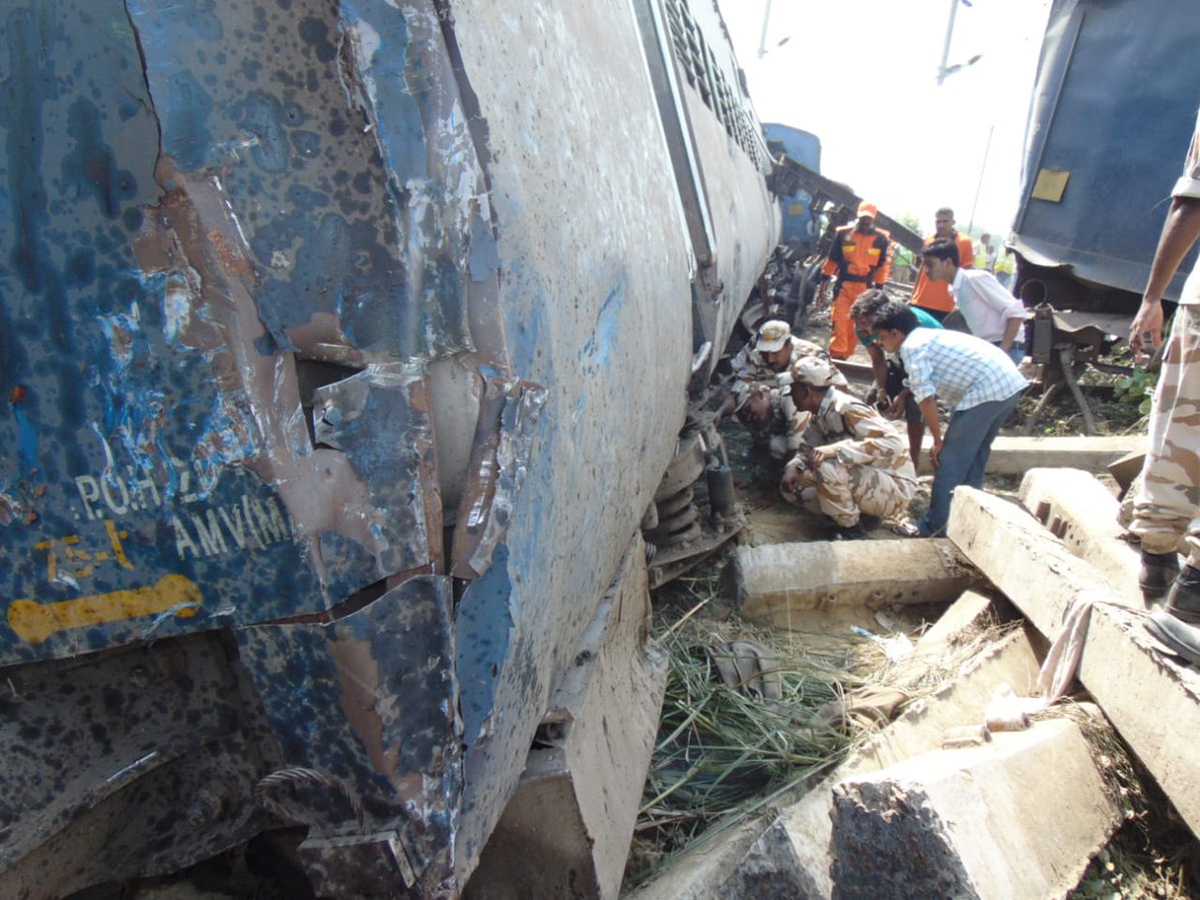 7 dead as New Farakka Express derails in UP photo Gallery - Sakshi9