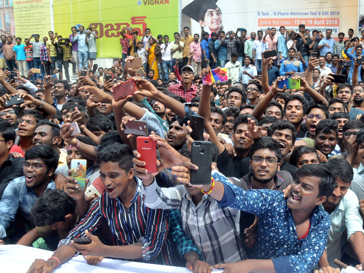 Keerthy Suresh launches Happi Mobile store in Guntur Photo Gallery - Sakshi10