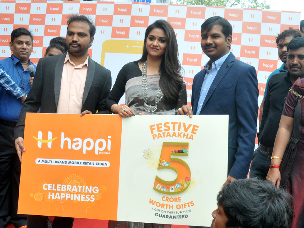 Keerthy Suresh launches Happi Mobile store in Guntur Photo Gallery - Sakshi14