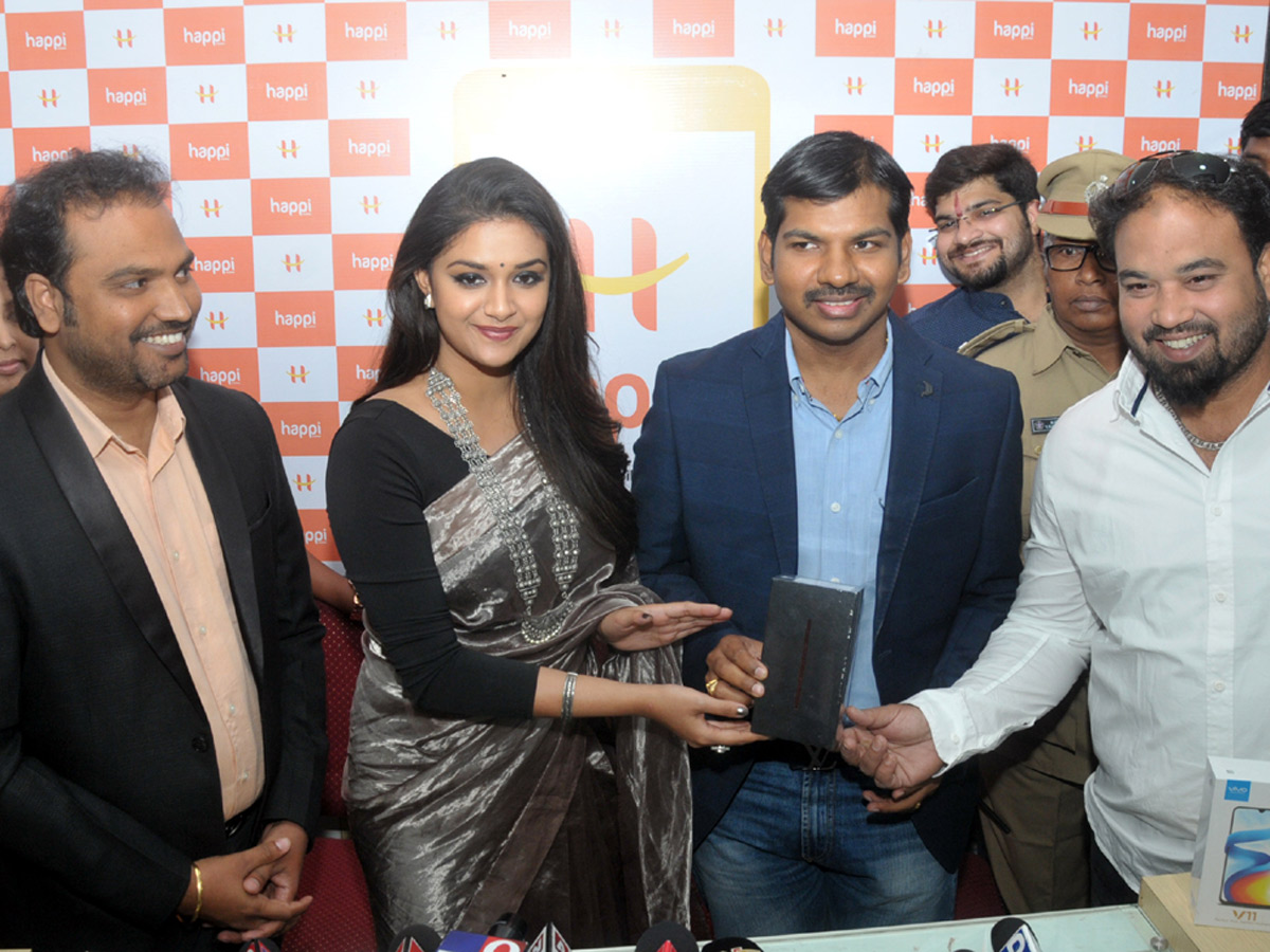 Keerthy Suresh launches Happi Mobile store in Guntur Photo Gallery - Sakshi20