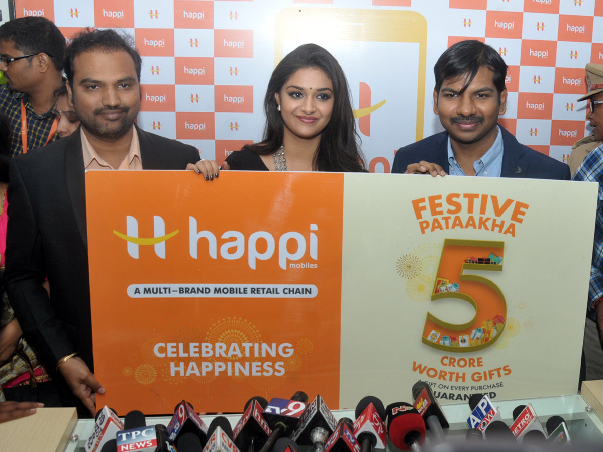 Keerthy Suresh launches Happi Mobile store in Guntur Photo Gallery - Sakshi21