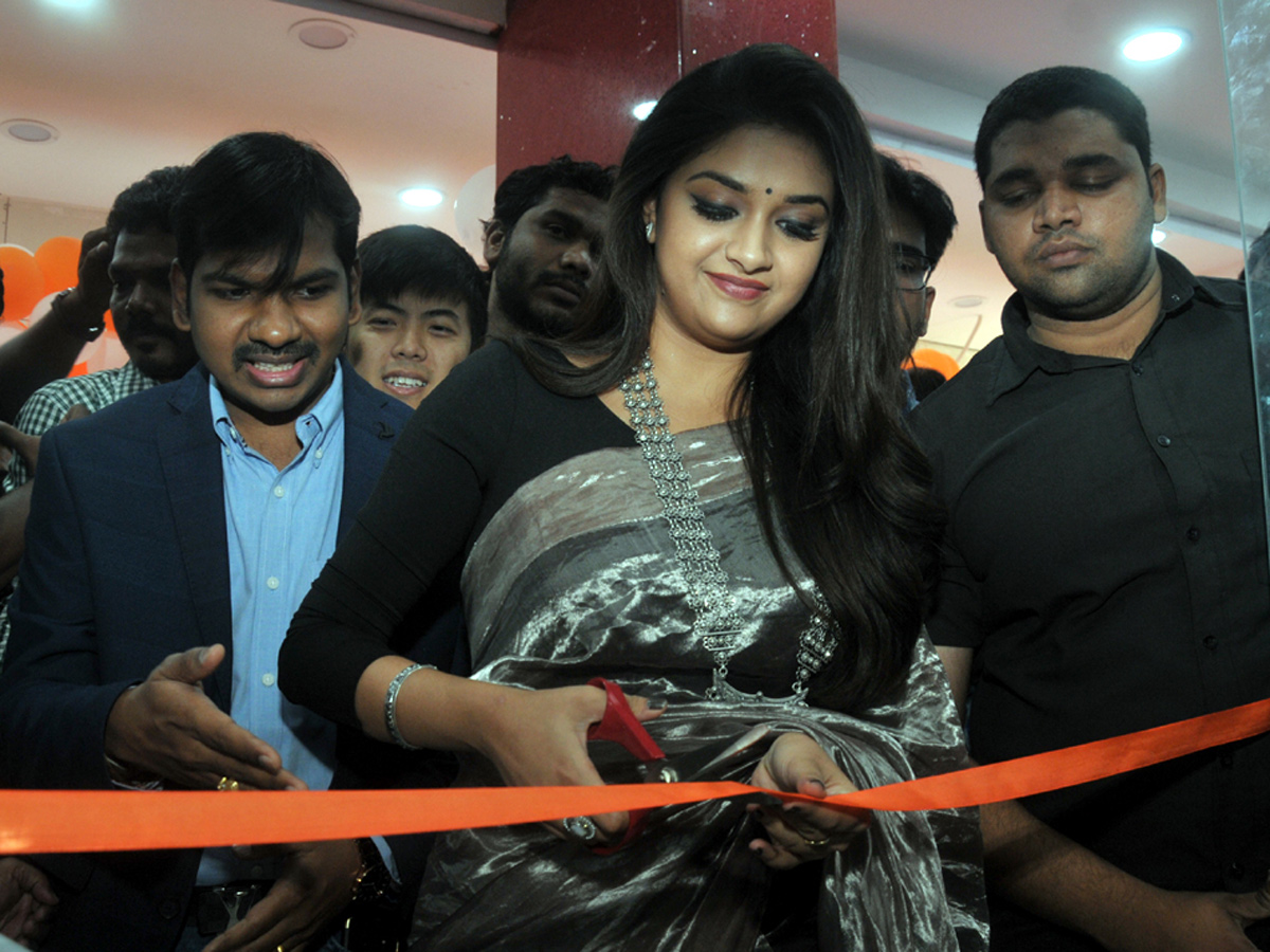 Keerthy Suresh launches Happi Mobile store in Guntur Photo Gallery - Sakshi5