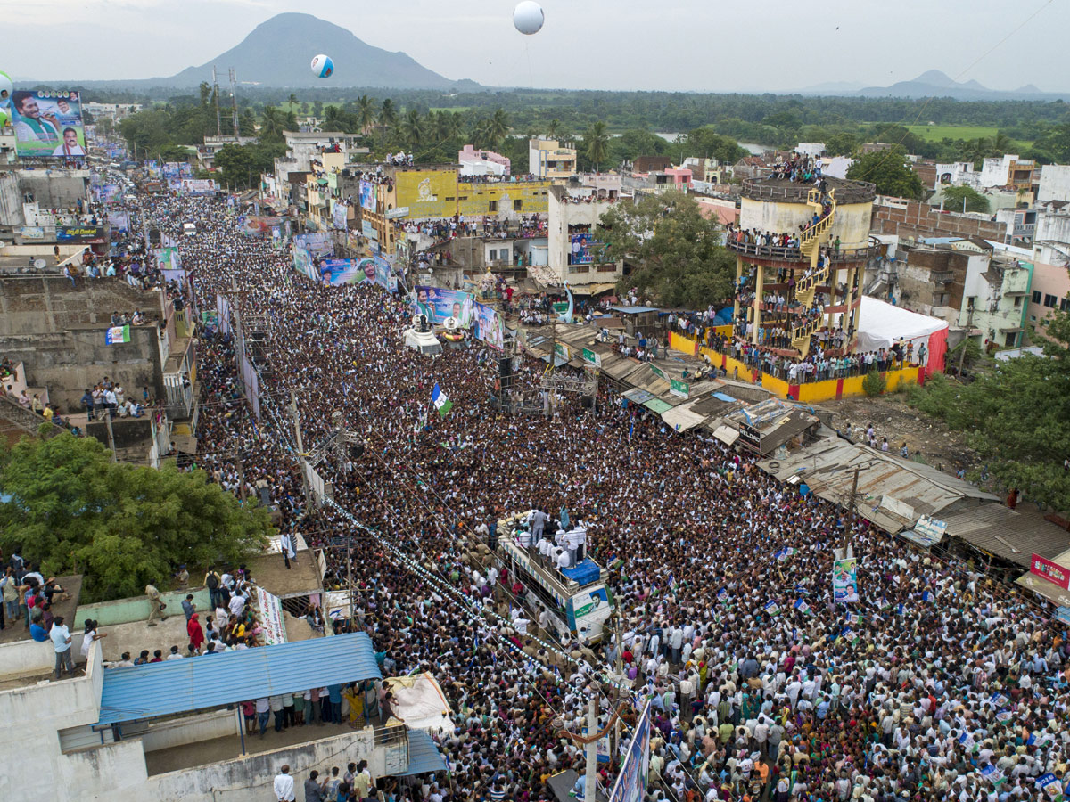 YS jagan padayatra photo gallery - Sakshi17