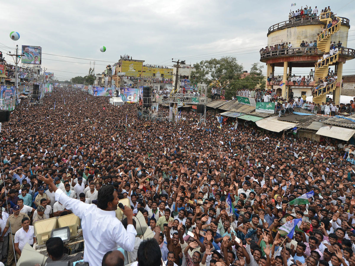 YS jagan padayatra photo gallery - Sakshi19
