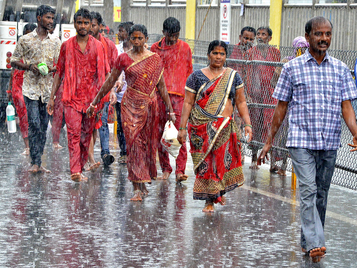 Heavy Rainfall At Vijayawada Durga Temple - Sakshi20