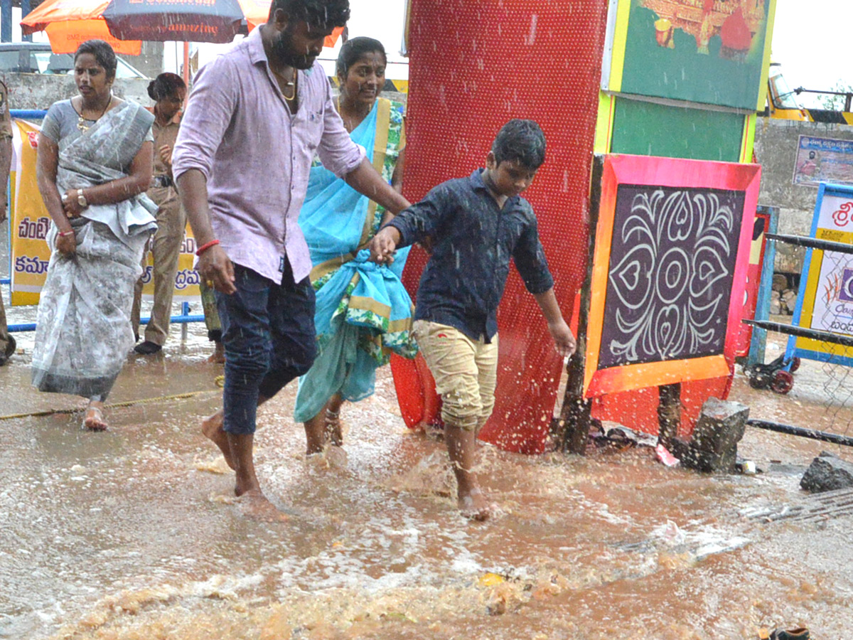 Heavy Rainfall At Vijayawada Durga Temple - Sakshi3