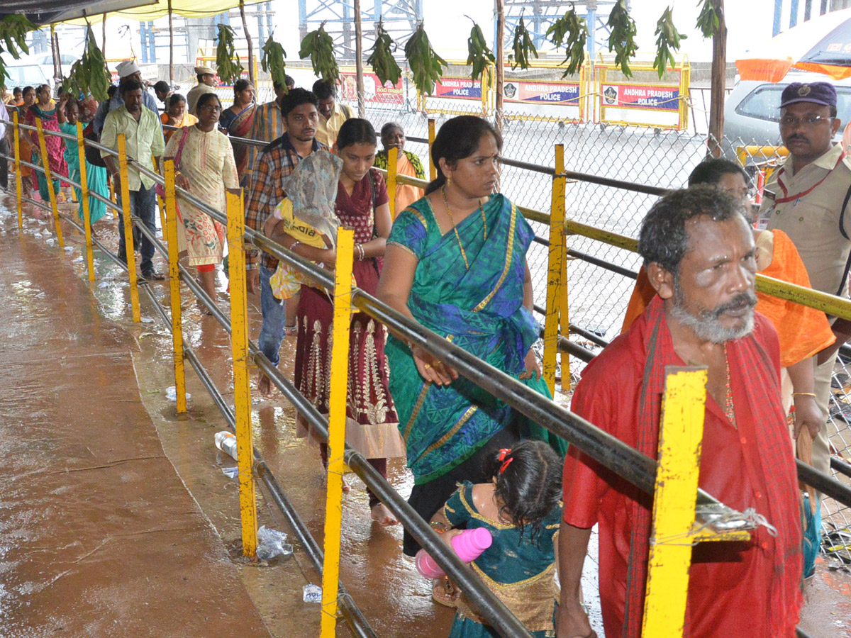 Heavy Rainfall At Vijayawada Durga Temple - Sakshi4