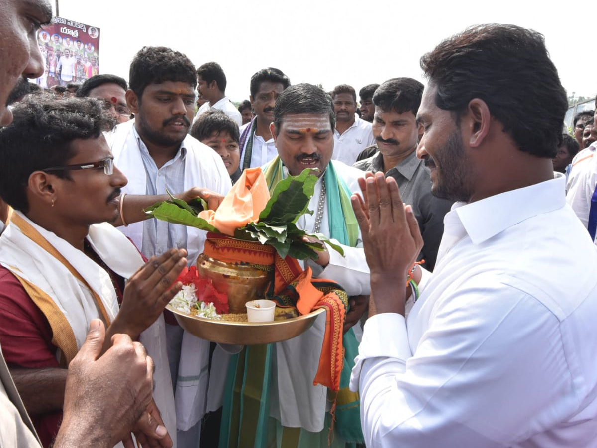 YS Jagan PrajaSankalpaYatra 287th Day Photo Gallery - Sakshi1