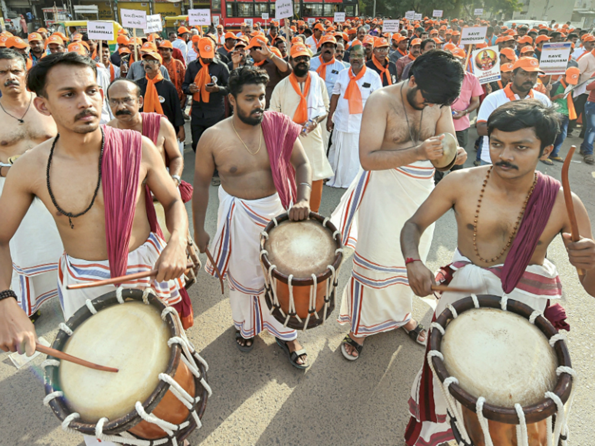 Devotees Stop Women From Entering Temple Photo Gallery - Sakshi6