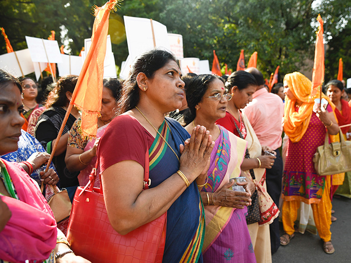 Devotees Stop Women From Entering Temple Photo Gallery - Sakshi9