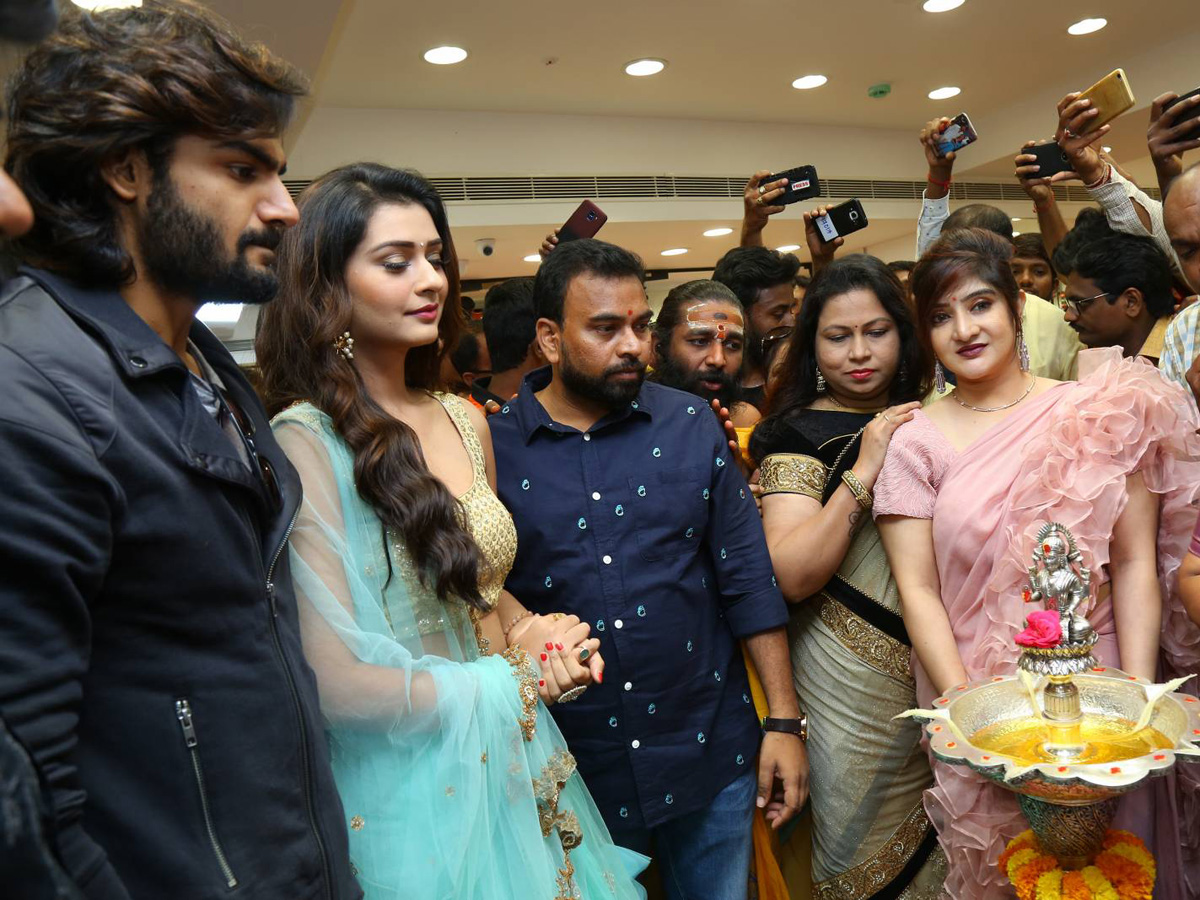 Bigg Boss Telugu 2 winner Kaushal launch KLM Shopping Mall launch - Sakshi13
