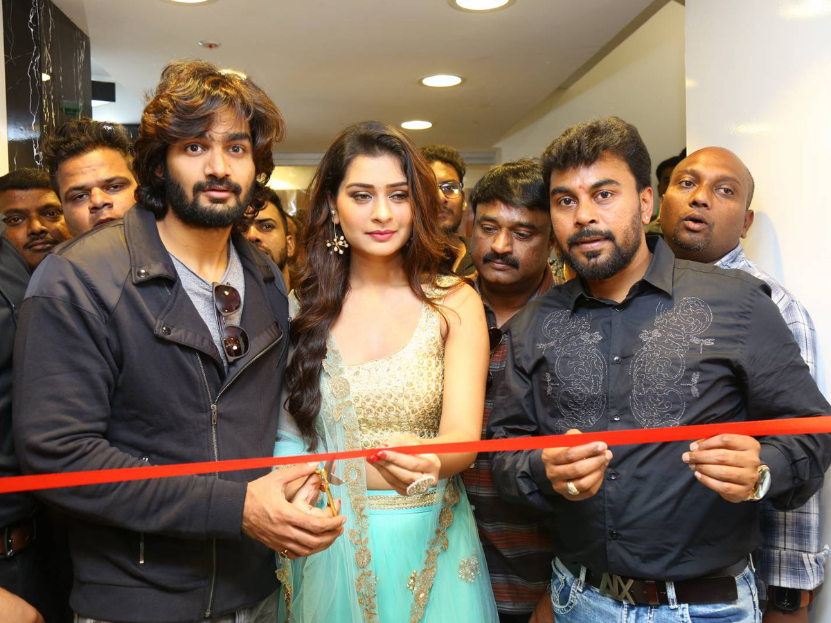 Bigg Boss Telugu 2 winner Kaushal launch KLM Shopping Mall launch - Sakshi17