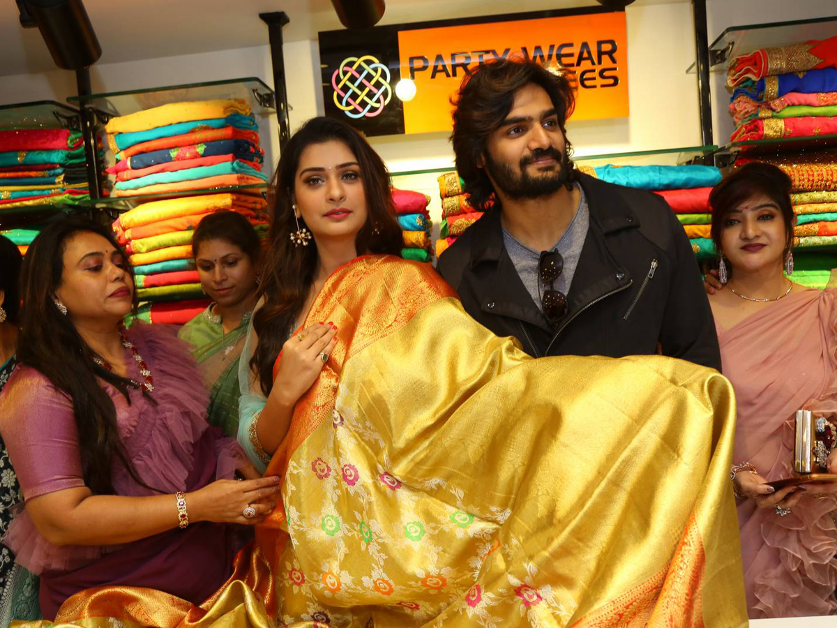 Bigg Boss Telugu 2 winner Kaushal launch KLM Shopping Mall launch - Sakshi5