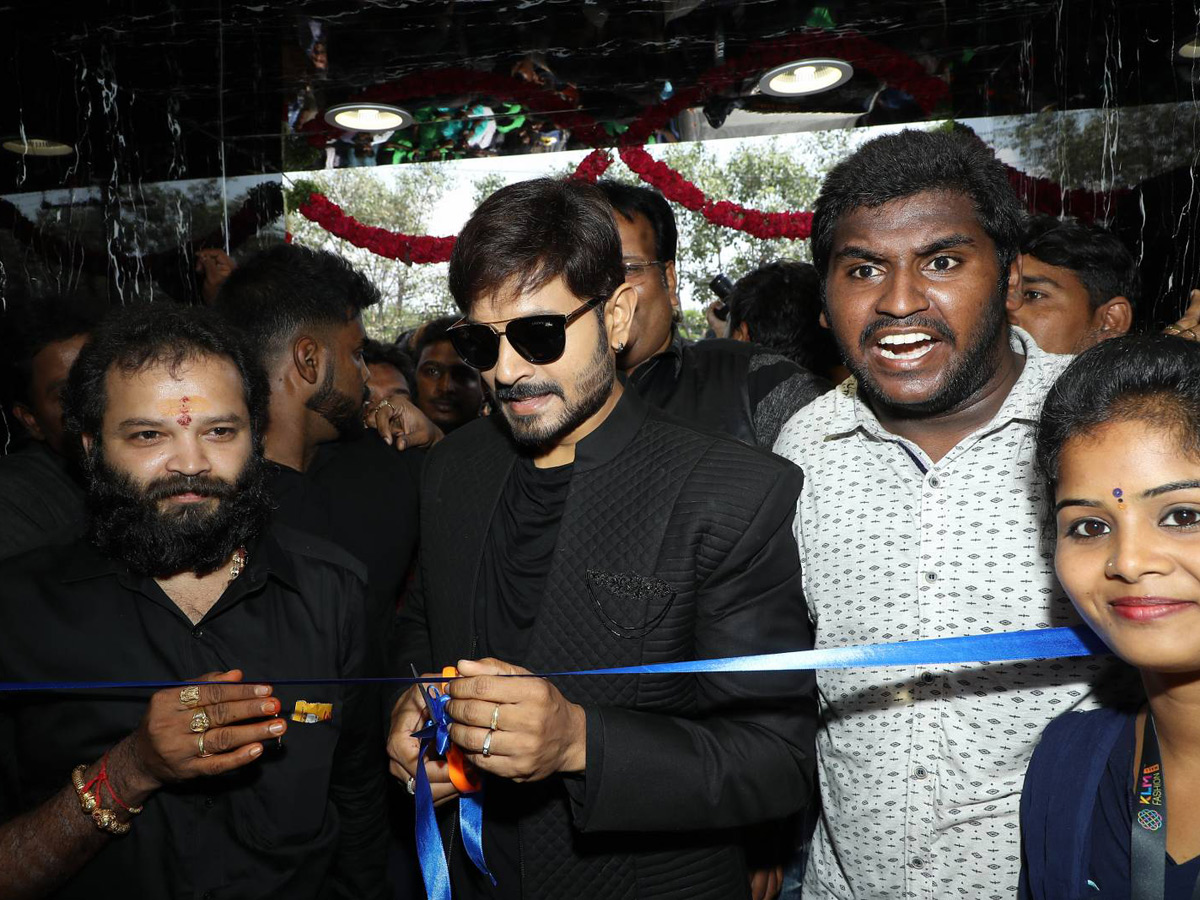 Bigg Boss Telugu 2 winner Kaushal launch KLM Shopping Mall launch - Sakshi7