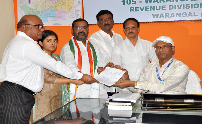 ఆర్వోకు నామినేషన్ పత్రాలు అందజేస్తున్న నాయిని రాజేందర్రెడ్డి1
