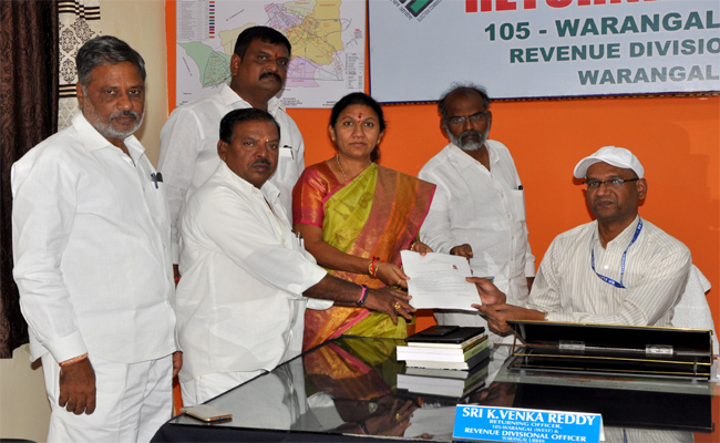 నామినేషన్ పత్రాలు అందజేస్తున్న రావు పద్మ అమరేందర్రెడ్డి2