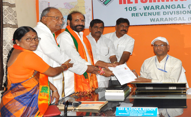 బీజేపీ పశ్చిమ అభ్యర్థిగా నామినేషన్ వేస్తున్న మార్తినేని ధర్మారావు3
