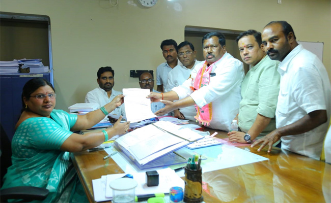 ములుగులో ఆర్వోకు నామినేషన్ పత్రాలు అందజేస్తున్న చందూలాల్4