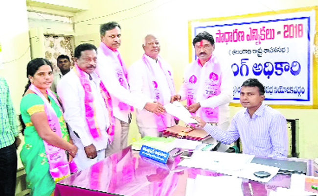 ఘన్పూర్లో నామినేషన్ పత్రాలు అందజేస్తున్న టీఆర్ఎస్ అభ్యర్థి రాజయ్య 5
