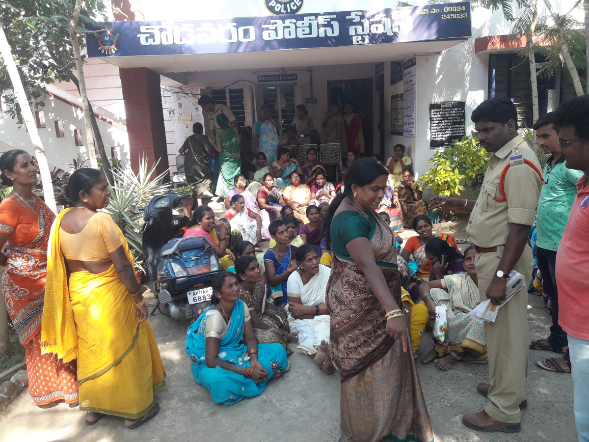 police attacks midday meals workers visakhapatnam photo Gallery - Sakshi10
