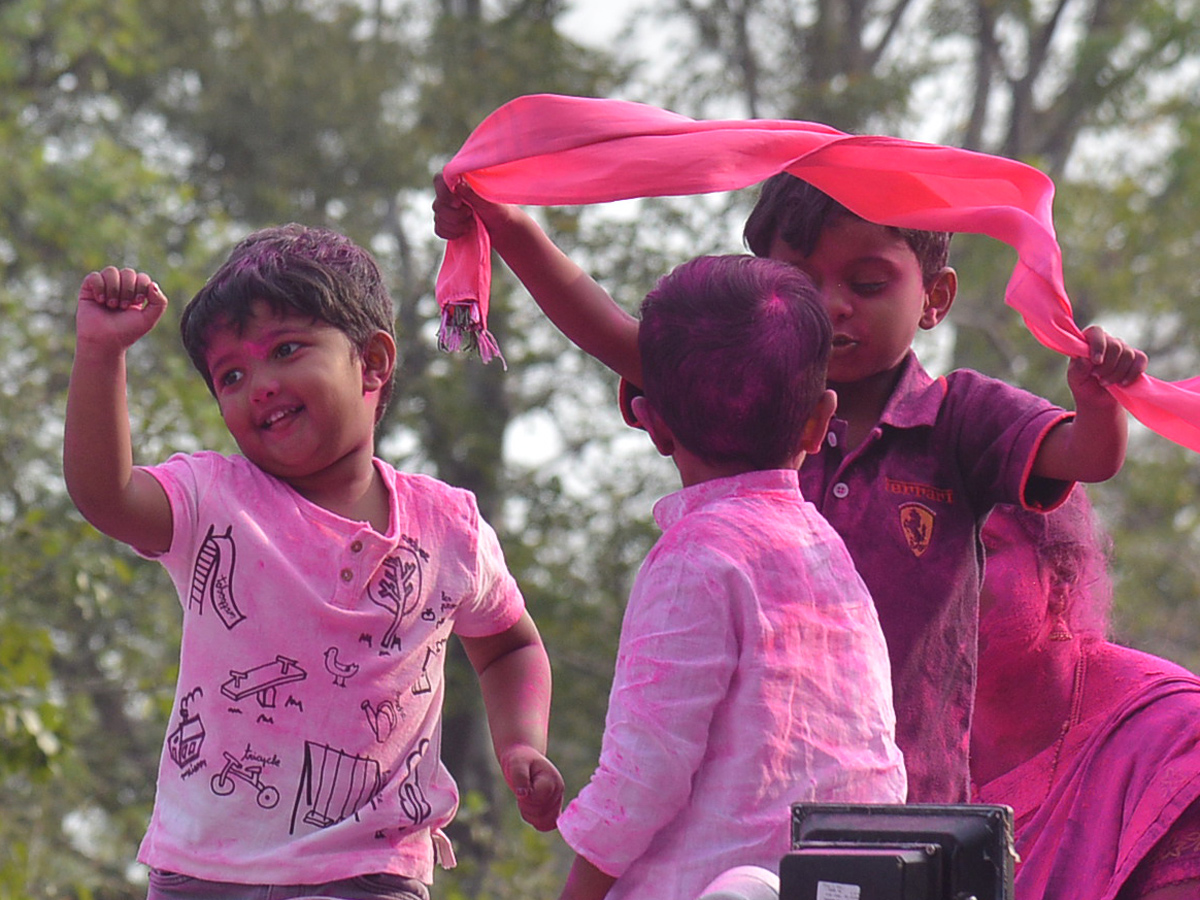 trs winning celebrations Photo Gallery - Sakshi11