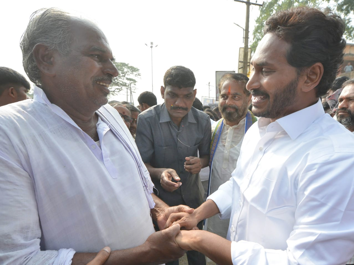 YS Jagan PrajaSankalpaYatra Day 320th Photo Gallery - Sakshi9