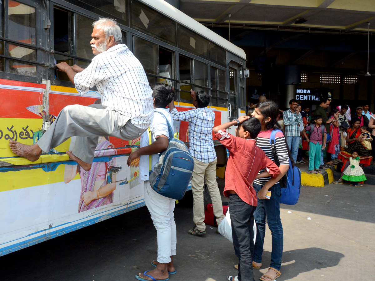 Huge Rush at Secunderabad Railway Station Photo Gallery - Sakshi16