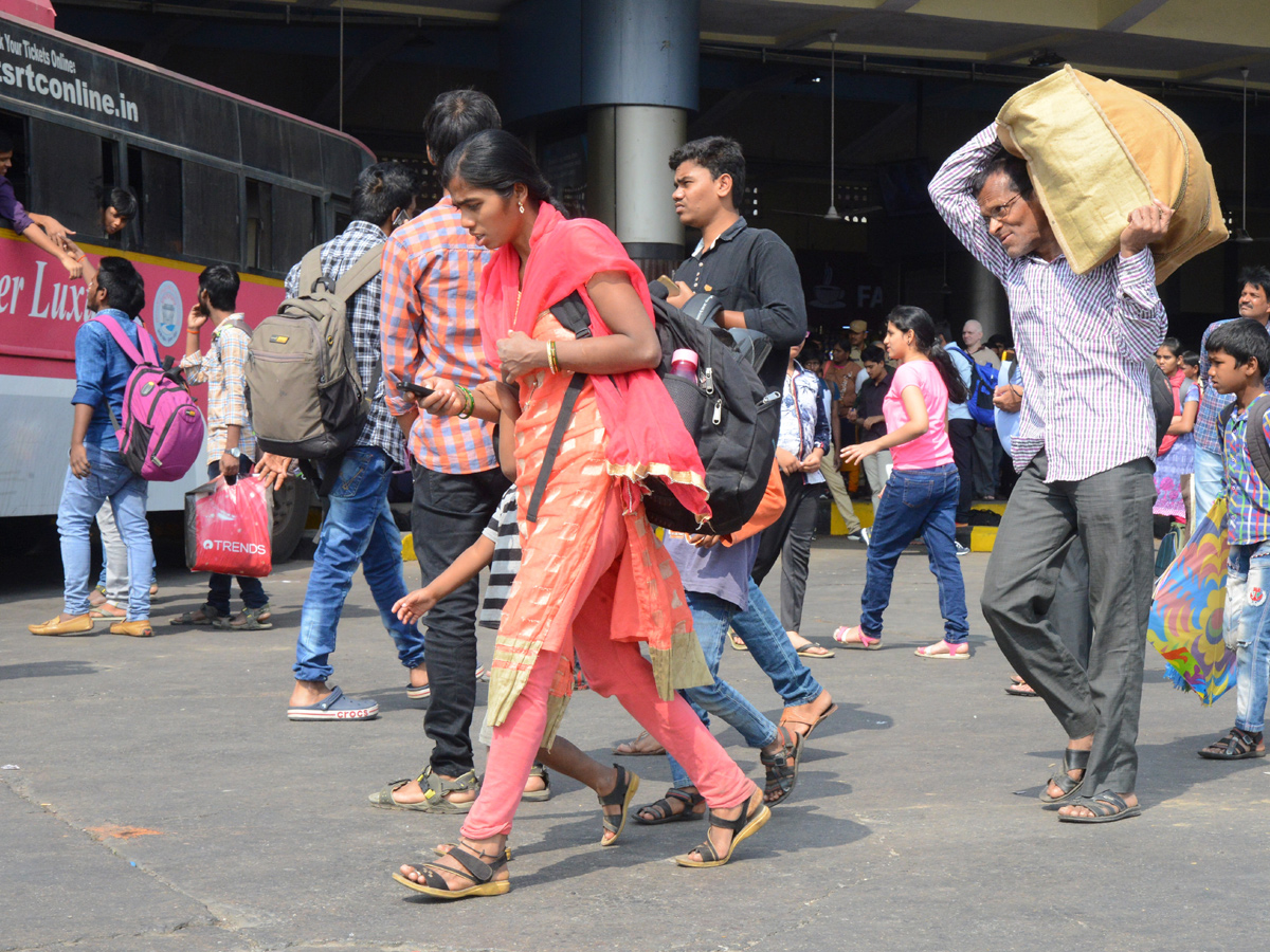 Huge Rush at Secunderabad Railway Station Photo Gallery - Sakshi18