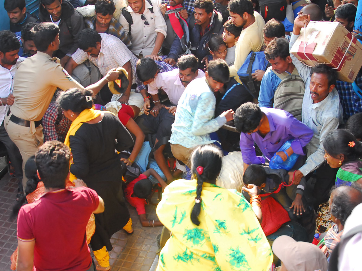 Huge Rush at Secunderabad Railway Station Photo Gallery - Sakshi6