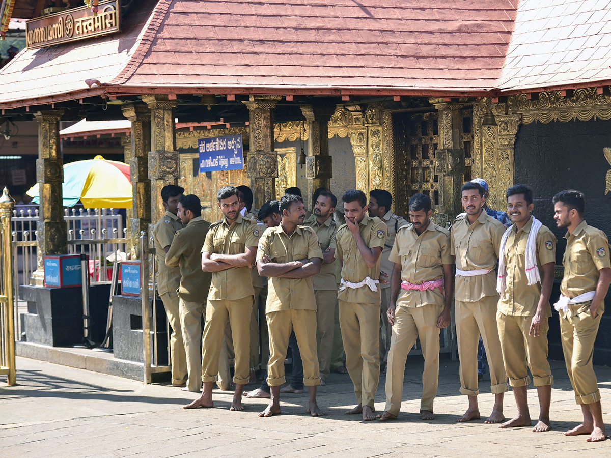  protest in Sabarimala temple Photo Gallery - Sakshi3