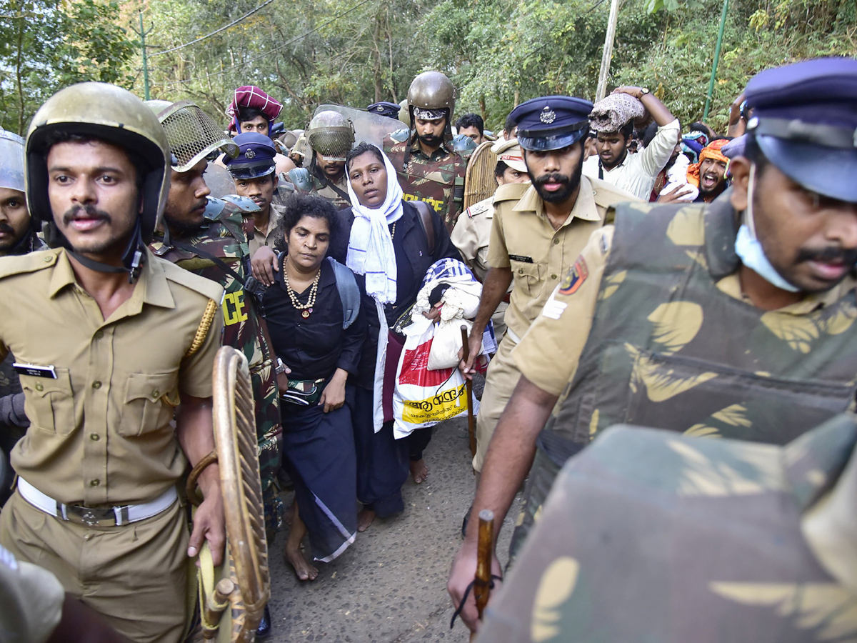  protest in Sabarimala temple Photo Gallery - Sakshi4