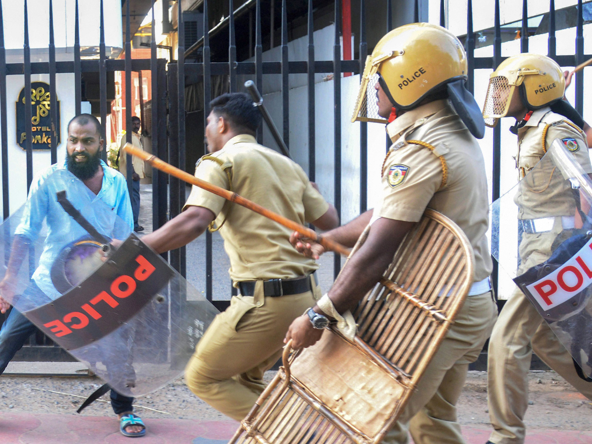  protest in Sabarimala temple Photo Gallery - Sakshi6