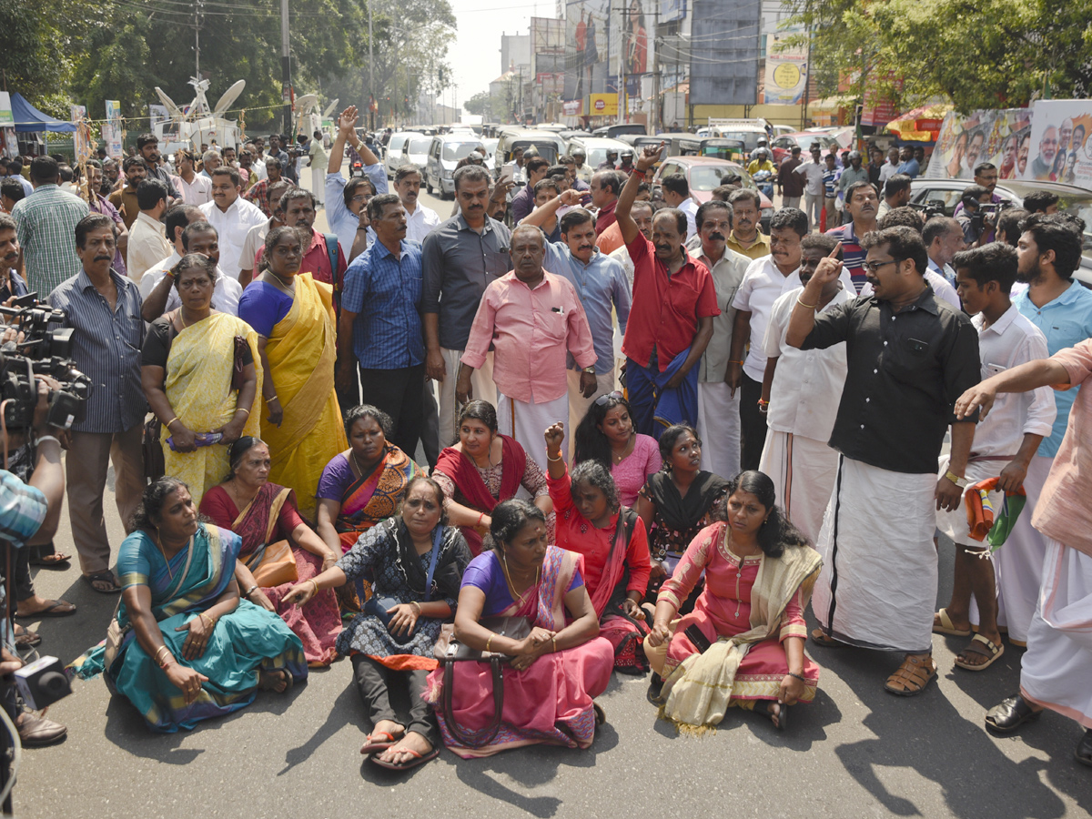  protest in Sabarimala temple Photo Gallery - Sakshi9