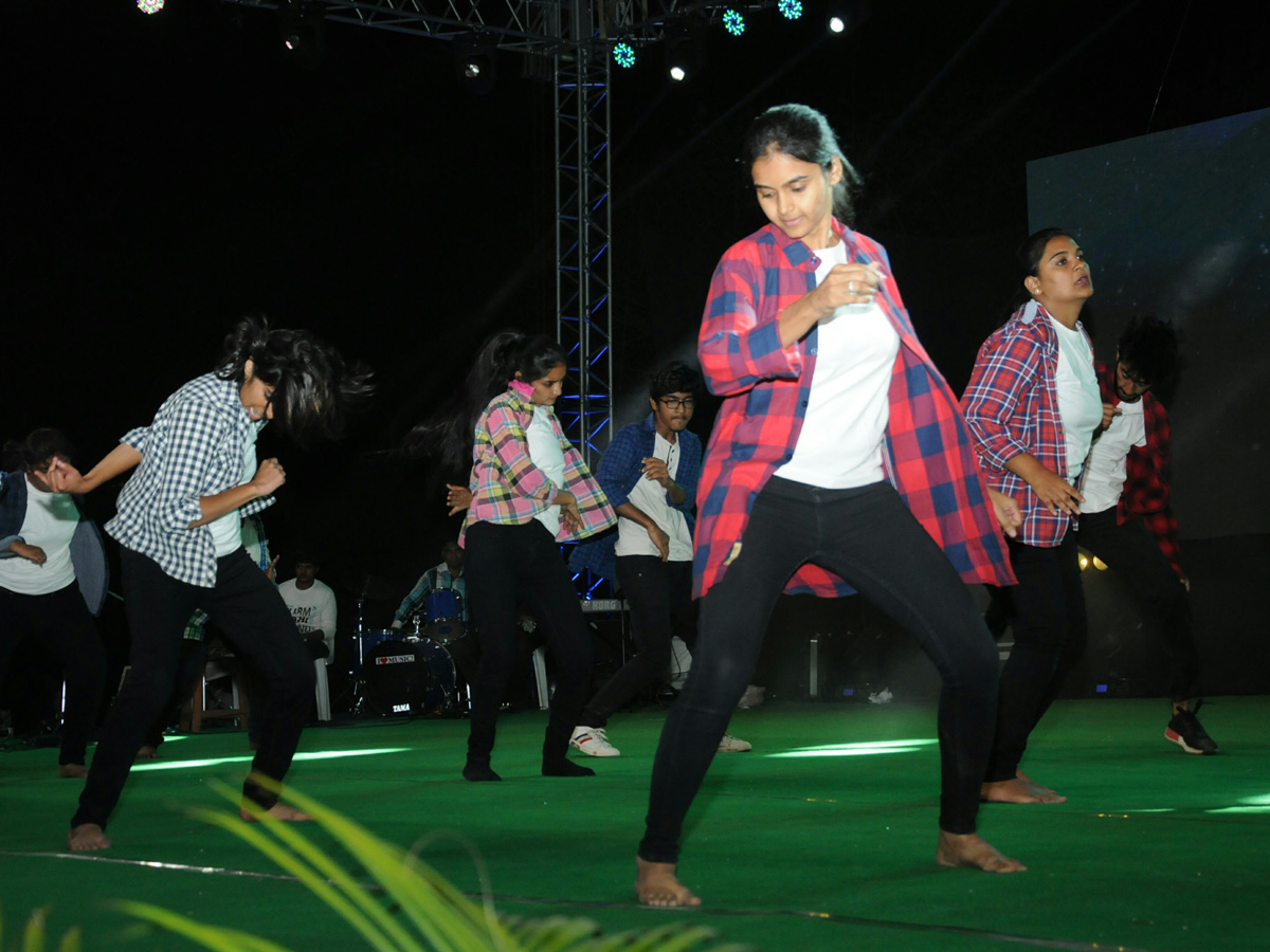 fashiomshow in chaithanyabharathi institute students - Sakshi14