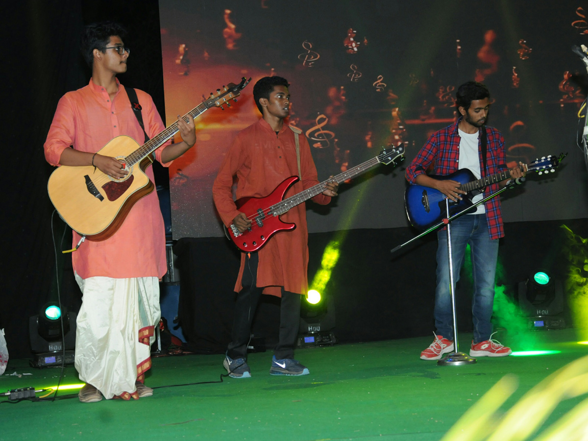 fashiomshow in chaithanyabharathi institute students - Sakshi5