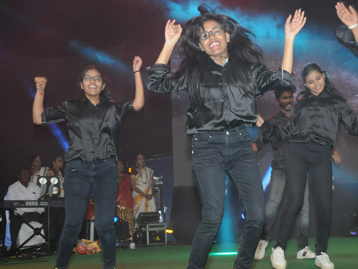 fashiomshow in chaithanyabharathi institute students - Sakshi18