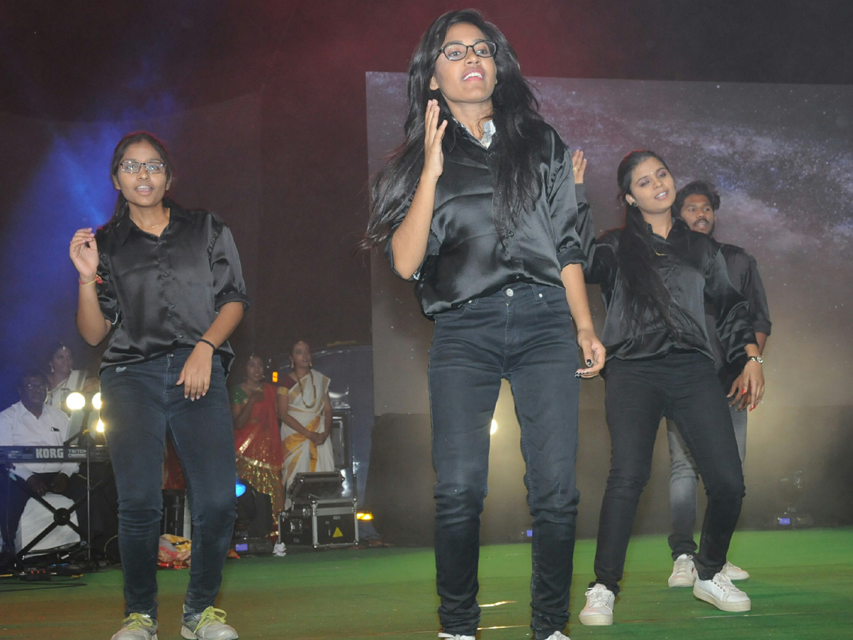 fashiomshow in chaithanyabharathi institute students - Sakshi19