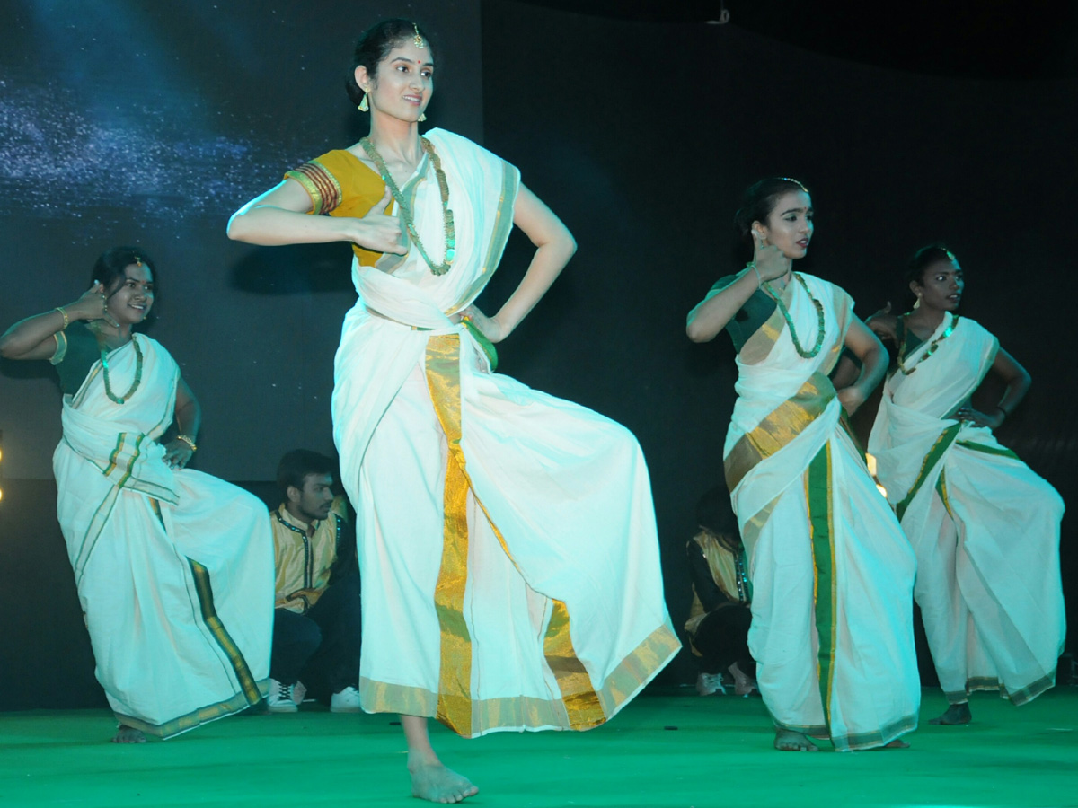 fashiomshow in chaithanyabharathi institute students - Sakshi20
