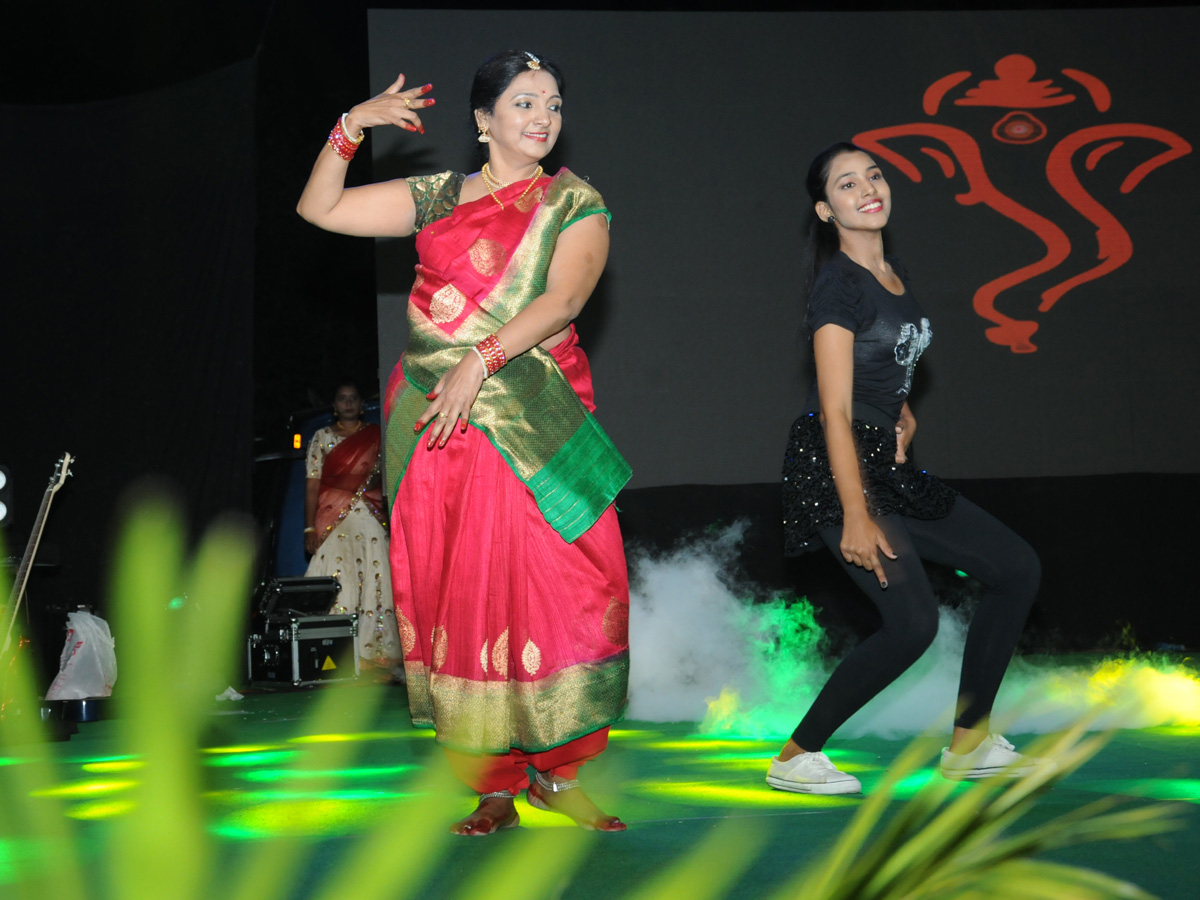 fashiomshow in chaithanyabharathi institute students - Sakshi8