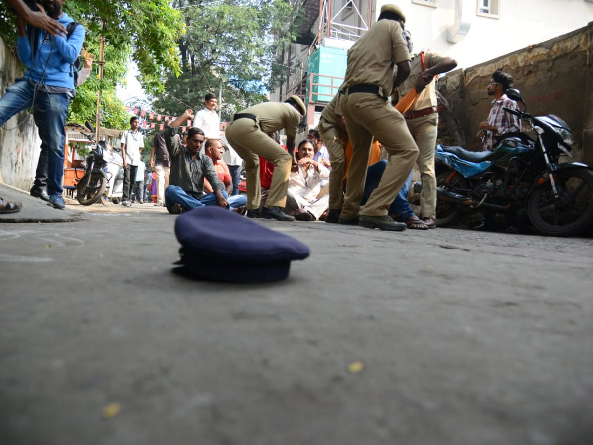 Police Arrests Employees Cps Cancellation Ap Assembly - Sakshi10