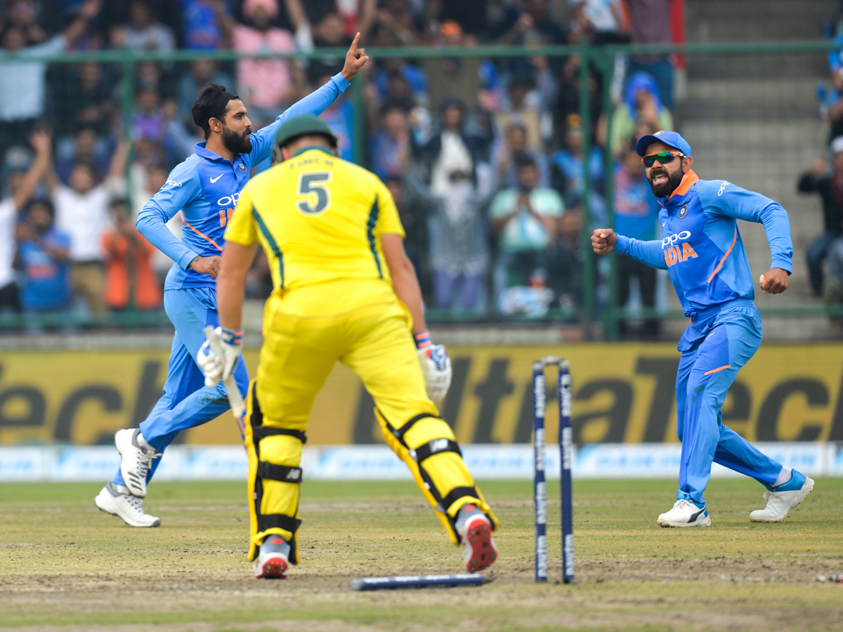 Australia win by 35 runs and clinch the series 3-2 Photo Gallery - Sakshi17