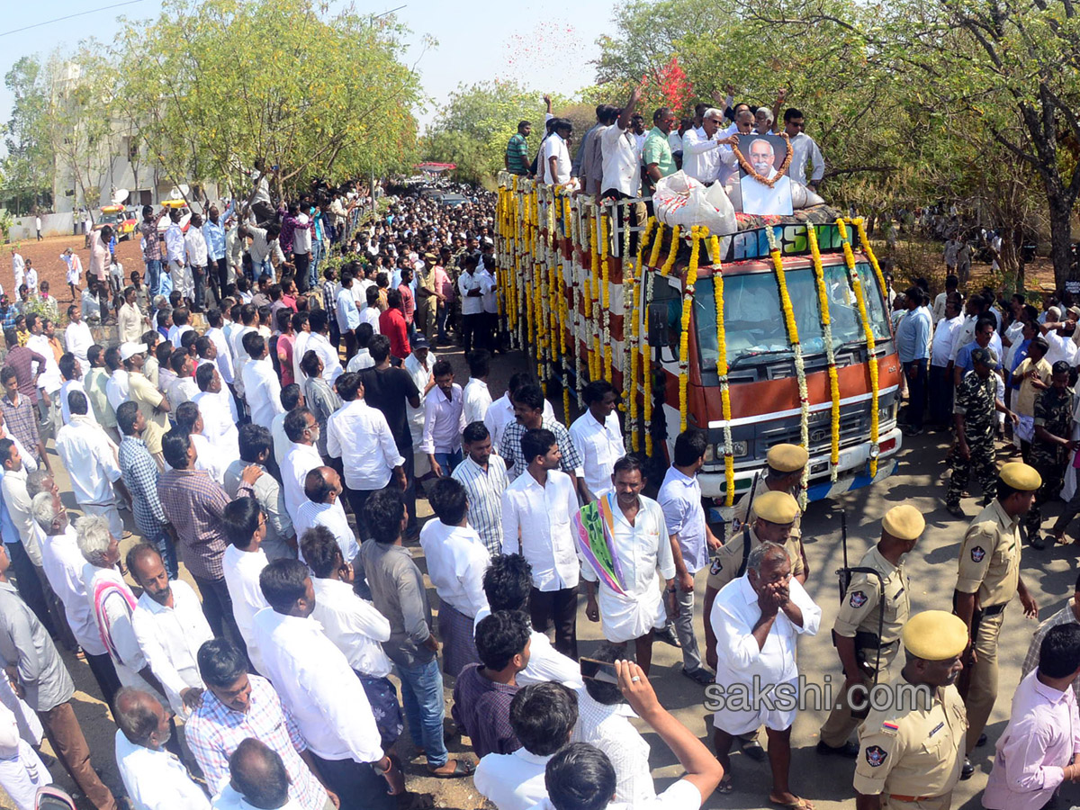 YS Vivekananda Reddy's last rites completed at Raja Reddy ghat - Sakshi12