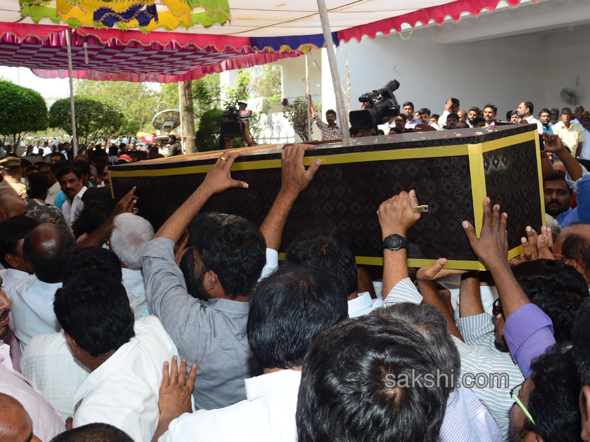 YS Vivekananda Reddy's last rites completed at Raja Reddy ghat - Sakshi13